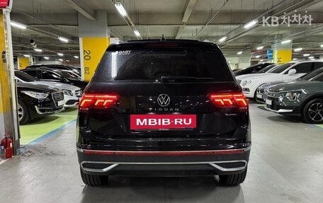 Volkswagen Tiguan II, 2022 год, 3 000 000 рублей, 5 фотография