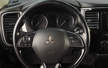 Mitsubishi Outlander III рестайлинг 3, 2016 год, 1 649 000 рублей, 13 фотография