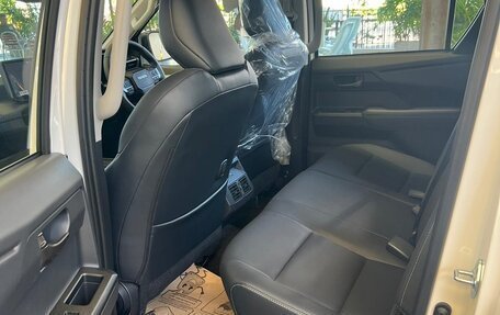 Toyota Hilux, 2025 год, 6 300 000 рублей, 12 фотография