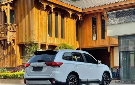 Mitsubishi Outlander III рестайлинг 3, 2021 год, 2 050 000 рублей, 5 фотография