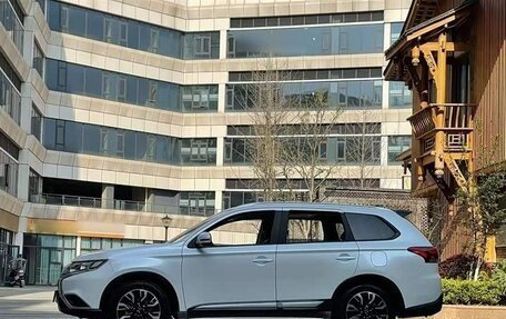 Mitsubishi Outlander III рестайлинг 3, 2021 год, 2 050 000 рублей, 8 фотография