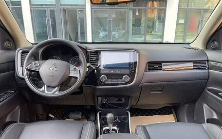 Mitsubishi Outlander III рестайлинг 3, 2021 год, 2 050 000 рублей, 10 фотография