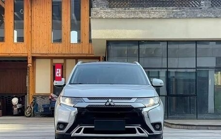 Mitsubishi Outlander III рестайлинг 3, 2021 год, 2 050 000 рублей, 2 фотография