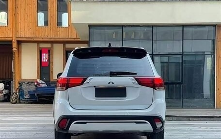 Mitsubishi Outlander III рестайлинг 3, 2021 год, 2 050 000 рублей, 6 фотография