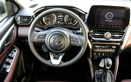 Toyota Urban Cruiser, 2024 год, 3 150 000 рублей, 7 фотография