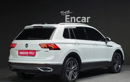 Volkswagen Tiguan II, 2022 год, 3 200 000 рублей, 2 фотография