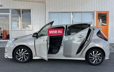 Toyota Aqua, 2022 год, 1 250 000 рублей, 8 фотография