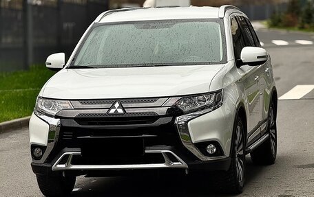 Mitsubishi Outlander III рестайлинг 3, 2021 год, 2 700 000 рублей, 1 фотография