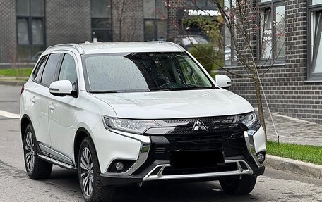 Mitsubishi Outlander III рестайлинг 3, 2021 год, 2 700 000 рублей, 2 фотография
