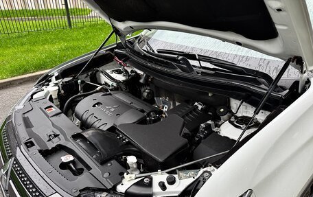 Mitsubishi Outlander III рестайлинг 3, 2021 год, 2 700 000 рублей, 9 фотография