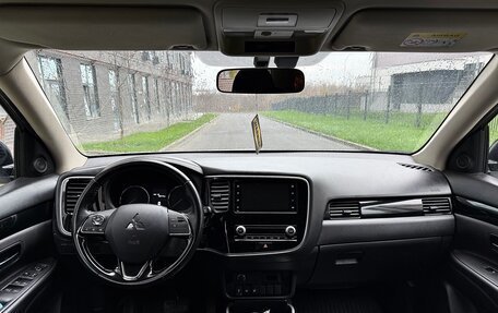 Mitsubishi Outlander III рестайлинг 3, 2021 год, 2 700 000 рублей, 10 фотография