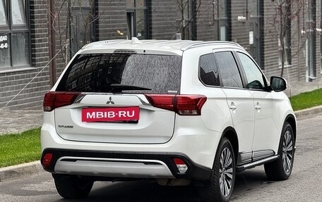 Mitsubishi Outlander III рестайлинг 3, 2021 год, 2 700 000 рублей, 4 фотография