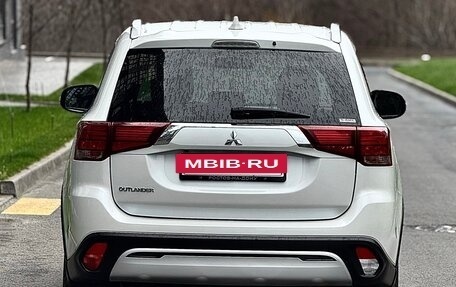 Mitsubishi Outlander III рестайлинг 3, 2021 год, 2 700 000 рублей, 5 фотография
