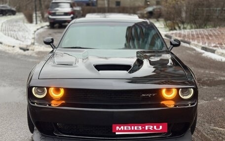 Dodge Challenger III рестайлинг 2, 2017 год, 4 300 000 рублей, 2 фотография