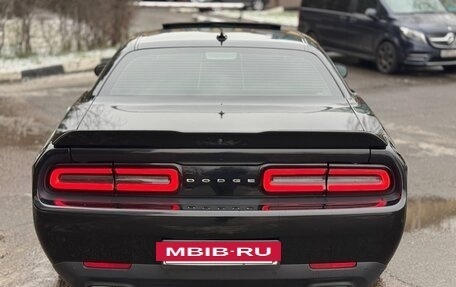 Dodge Challenger III рестайлинг 2, 2017 год, 4 300 000 рублей, 5 фотография