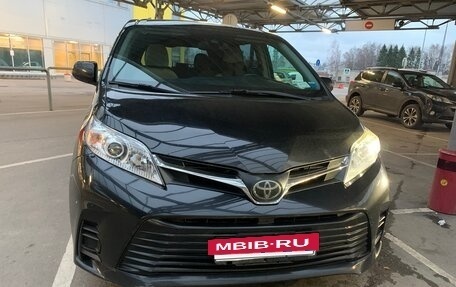 Toyota Sienna III, 2018 год, 2 650 000 рублей, 5 фотография