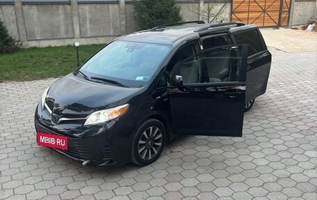 Toyota Sienna III, 2018 год, 2 650 000 рублей, 2 фотография