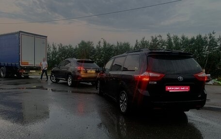 Toyota Sienna III, 2018 год, 2 650 000 рублей, 6 фотография