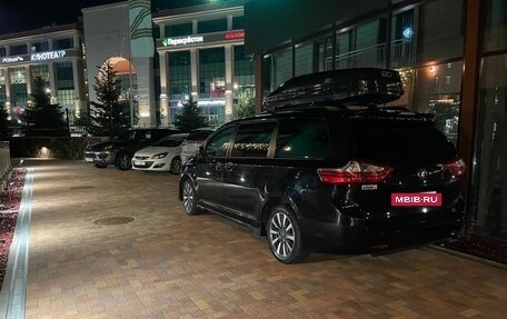 Toyota Sienna III, 2018 год, 2 650 000 рублей, 8 фотография
