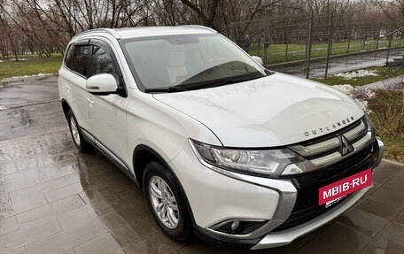 Mitsubishi Outlander III рестайлинг 3, 2017 год, 1 700 000 рублей, 2 фотография