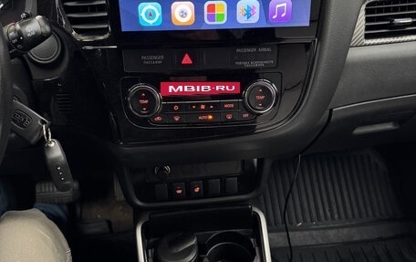 Mitsubishi Outlander III рестайлинг 3, 2017 год, 1 700 000 рублей, 10 фотография