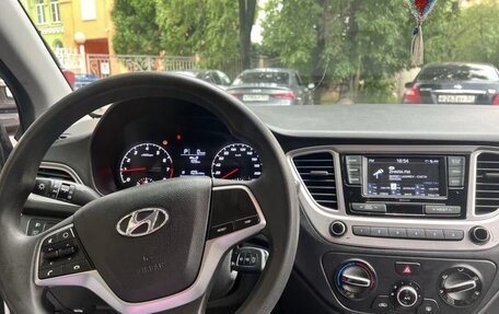 Hyundai Solaris II рестайлинг, 2021 год, 900 000 рублей, 3 фотография