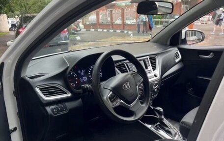 Hyundai Solaris II рестайлинг, 2021 год, 900 000 рублей, 4 фотография