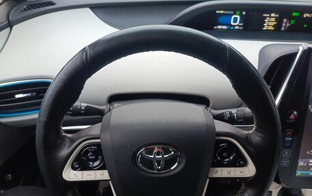 Toyota Prius IV XW50, 2018 год, 1 999 000 рублей, 12 фотография