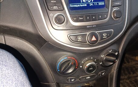 Hyundai Solaris II рестайлинг, 2015 год, 1 100 000 рублей, 5 фотография