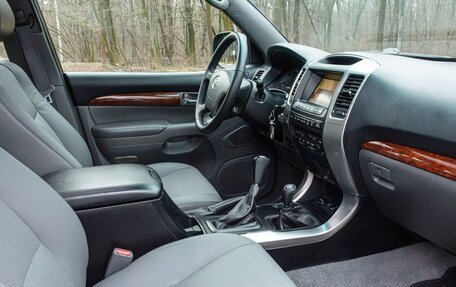 Toyota Land Cruiser Prado 120 рестайлинг, 2004 год, 2 100 000 рублей, 21 фотография