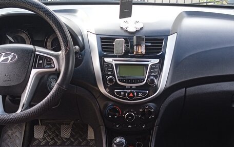 Hyundai Solaris II рестайлинг, 2013 год, 650 000 рублей, 17 фотография