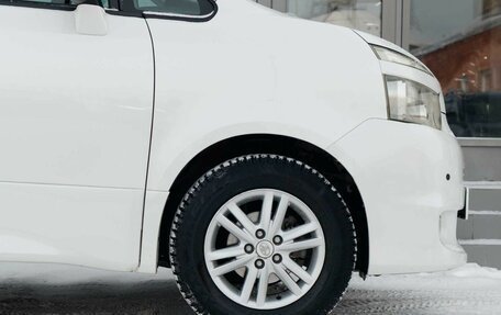 Toyota Voxy II, 2010 год, 1 650 000 рублей, 9 фотография