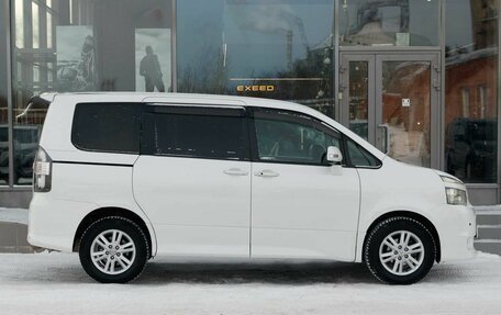Toyota Voxy II, 2010 год, 1 650 000 рублей, 4 фотография