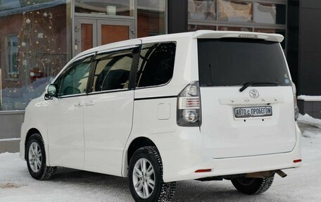 Toyota Voxy II, 2010 год, 1 650 000 рублей, 7 фотография