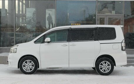Toyota Voxy II, 2010 год, 1 650 000 рублей, 8 фотография
