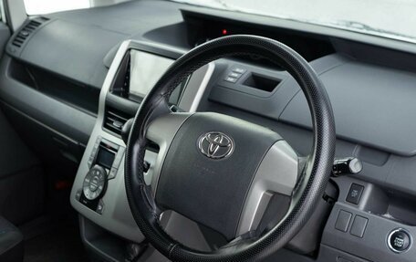 Toyota Voxy II, 2010 год, 1 650 000 рублей, 11 фотография