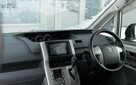 Toyota Voxy II, 2010 год, 1 650 000 рублей, 10 фотография