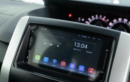 Toyota Voxy II, 2010 год, 1 650 000 рублей, 13 фотография