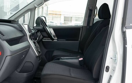 Toyota Voxy II, 2010 год, 1 650 000 рублей, 19 фотография