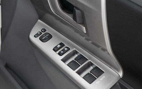 Toyota Voxy II, 2010 год, 1 650 000 рублей, 16 фотография