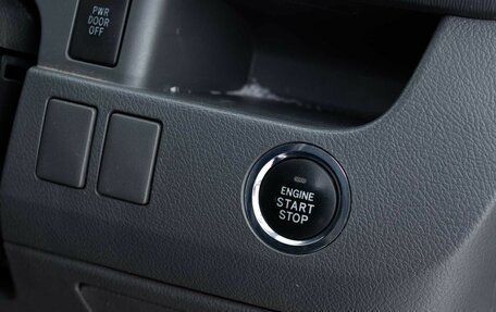 Toyota Voxy II, 2010 год, 1 650 000 рублей, 15 фотография