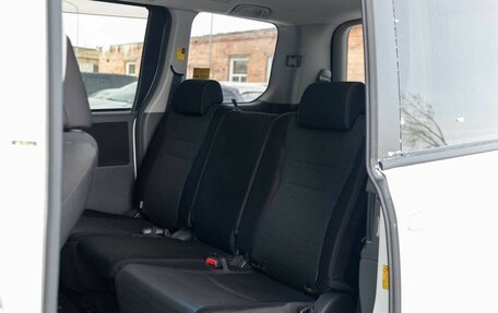 Toyota Voxy II, 2010 год, 1 650 000 рублей, 18 фотография