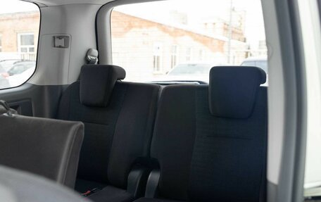 Toyota Voxy II, 2010 год, 1 650 000 рублей, 17 фотография