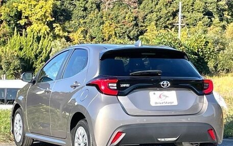 Toyota Yaris, 2022 год, 1 350 010 рублей, 2 фотография