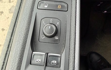 Volkswagen Multivan T6 рестайлинг, 2020 год, 4 700 000 рублей, 12 фотография