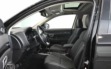 Mitsubishi Outlander III рестайлинг 3, 2022 год, 3 200 000 рублей, 11 фотография