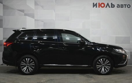 Mitsubishi Outlander III рестайлинг 3, 2022 год, 3 200 000 рублей, 10 фотография