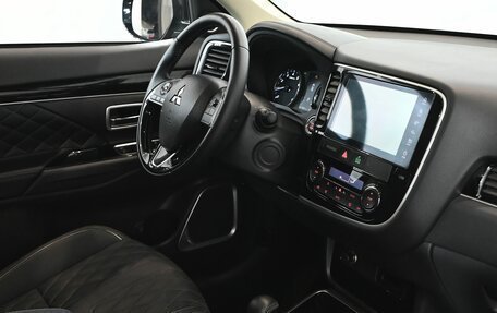 Mitsubishi Outlander III рестайлинг 3, 2022 год, 3 200 000 рублей, 14 фотография