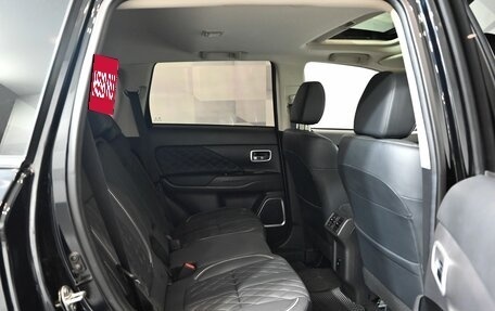 Mitsubishi Outlander III рестайлинг 3, 2022 год, 3 200 000 рублей, 23 фотография