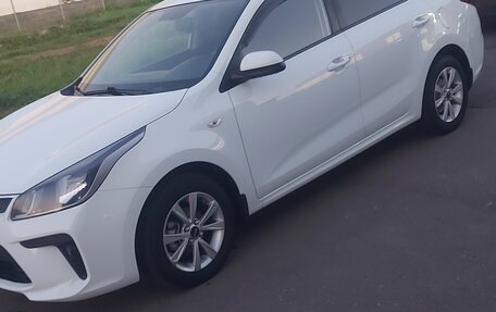 KIA Rio IV, 2018 год, 1 160 000 рублей, 2 фотография